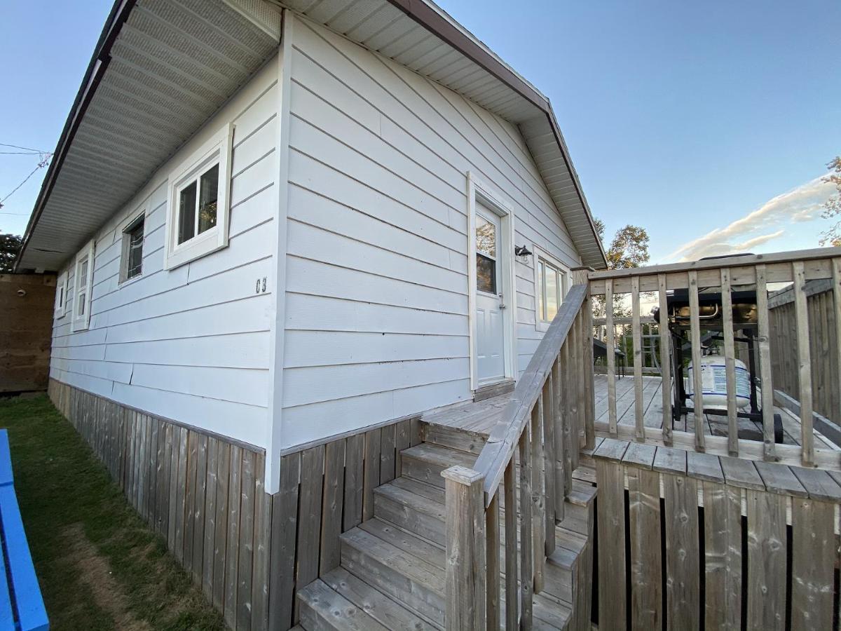 The Pines Motel And Cottages Rustico Exterior photo