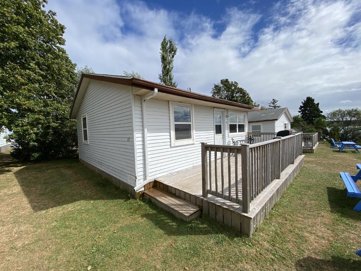 The Pines Motel And Cottages Rustico Exterior photo