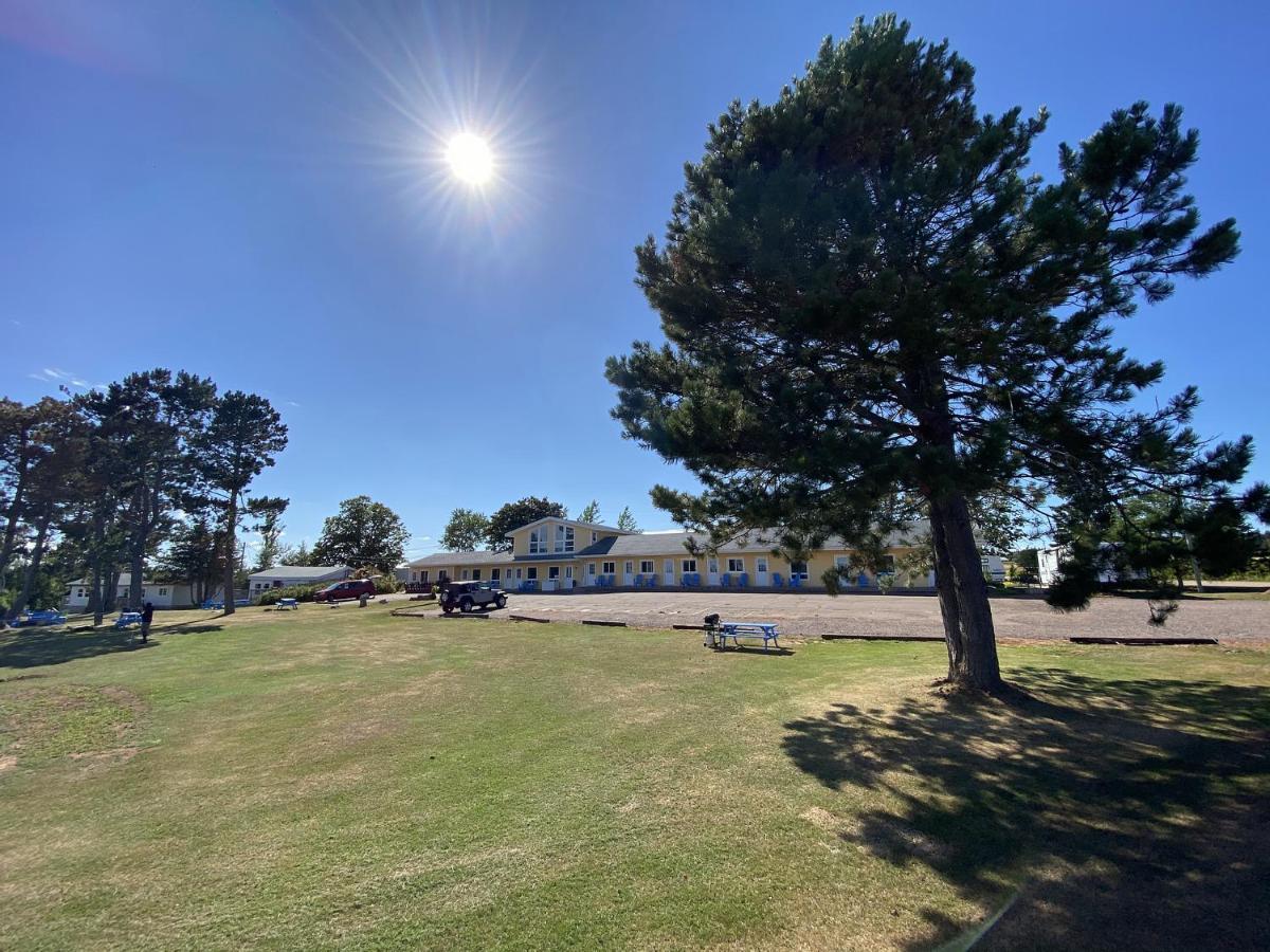 The Pines Motel And Cottages Rustico Exterior photo